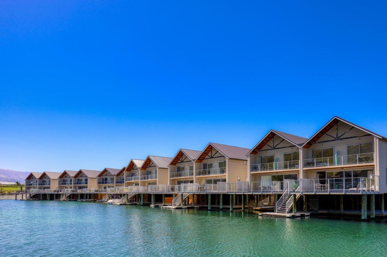 湖度假村 - 经典系列 克伦威尔 外观 照片 The resort's overwater bungalows